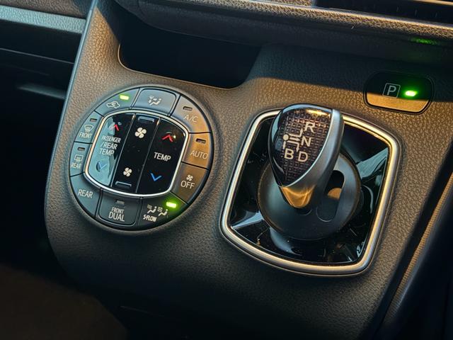 ヴォクシー ハイブリッドV ハイブリッド モデリスタフルエアロ 7人乗りキャプテンシート 両側電動スライドドア SDナビ バックカメラ ETC 左右独立エアコン リアオートエアコン 運転席&助手席シートヒーター おくだけ充電(13枚目)