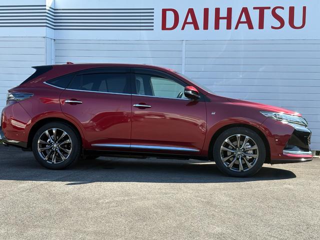 ハリアー エレガンス　ＧＲスポーツ　４ＷＤ　ターボ　電動シェード付きサンルーフ　１オーナー　禁煙車　９インチメモリナビ　バックカメラ　ＥＴＣ２．０　ナビ連動ドラレコ　トヨタセーフティセンス　ＧＲ専用１９インチアルミ　寒冷地仕様（6枚目）