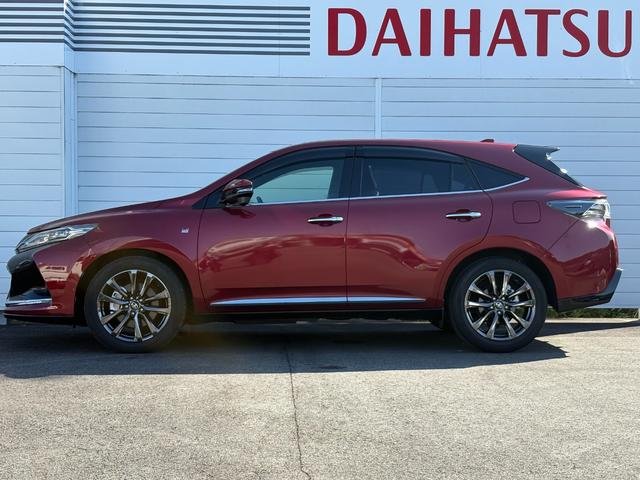 ハリアー エレガンス　ＧＲスポーツ　４ＷＤ　ターボ　電動シェード付きサンルーフ　１オーナー　禁煙車　９インチメモリナビ　バックカメラ　ＥＴＣ２．０　ナビ連動ドラレコ　トヨタセーフティセンス　ＧＲ専用１９インチアルミ　寒冷地仕様（7枚目）