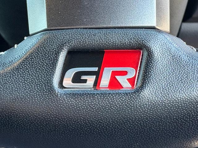 ハリアー エレガンス　ＧＲスポーツ　４ＷＤ　ターボ　電動シェード付きサンルーフ　１オーナー　禁煙車　９インチメモリナビ　バックカメラ　ＥＴＣ２．０　ナビ連動ドラレコ　トヨタセーフティセンス　ＧＲ専用１９インチアルミ　寒冷地仕様（21枚目）