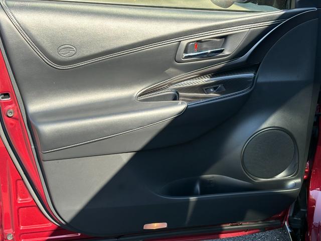 ハリアー エレガンス　ＧＲスポーツ　４ＷＤ　ターボ　電動シェード付きサンルーフ　１オーナー　禁煙車　９インチメモリナビ　バックカメラ　ＥＴＣ２．０　ナビ連動ドラレコ　トヨタセーフティセンス　ＧＲ専用１９インチアルミ　寒冷地仕様（23枚目）