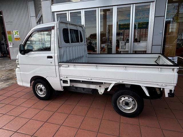 ハイゼットトラック エアコン・パワステスペシャルVS ワンオーナー 禁煙車 4WD 5速MT車 エアコン パワステ ETC カーナビ ドアバイザー ライトレベライザー あおりチェーン 荷台ゴムマット ゲートプロテクター 整備記録簿(4枚目)