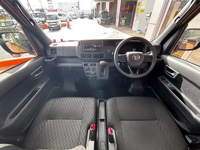 ハイゼットカーゴ デッキバンＧ　ワンオーナー　禁煙　スマートキー　両側スライドドア　前側パワーウィンドー　電動格納ドアミラー　ルーフコンソール　衝突被害軽減ブレーキ　クリアランスソナー　アイドリングストップ　エアコン　パワステ（29枚目）