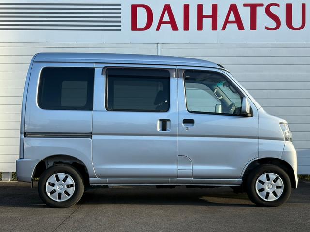ハイゼットカーゴ クルーズ　１オーナー★禁煙車★キーレス★ＳＤナビ★ＣＤ／ＤＶＤ再生★Ｂｌｕｅｔｏｏｔｈ接続★パワーウィンドウ★エアコン★パワステ★リア２分割シート★電動格納ミラー★（4枚目）