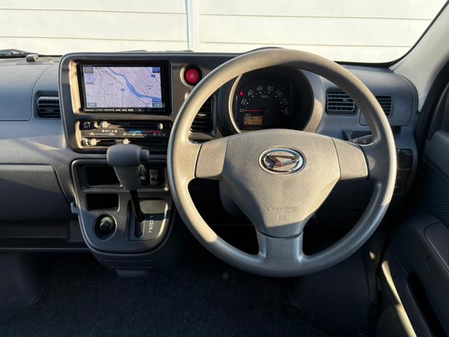 ハイゼットカーゴ クルーズ　１オーナー★禁煙車★キーレス★ＳＤナビ★ＣＤ／ＤＶＤ再生★Ｂｌｕｅｔｏｏｔｈ接続★パワーウィンドウ★エアコン★パワステ★リア２分割シート★電動格納ミラー★（14枚目）