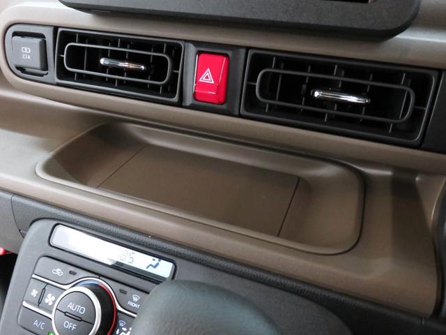 スマートフォンをサッと置けるインパネセンタートレイ。手の届く位置にあるので、とても使いやすくて便利です。