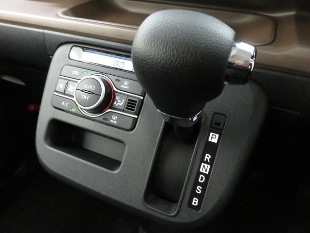 小ぶりなシフトレバーは、女性にも扱いやすい操作性を備えています。