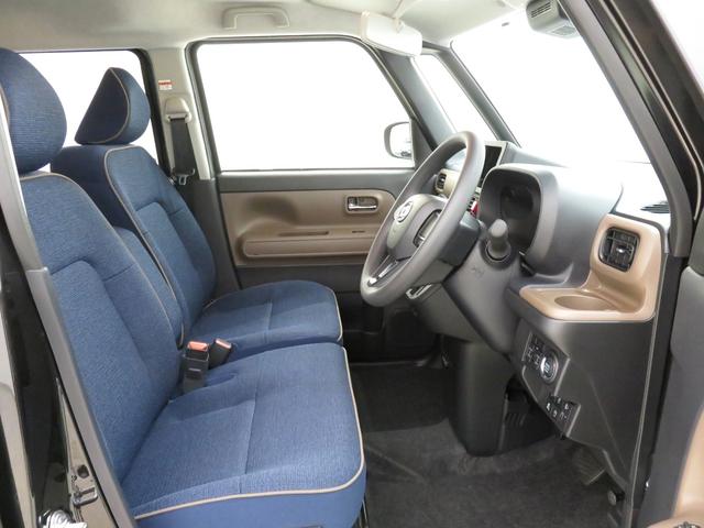 シンプルながら上品なデザインが魅力的。ネイビーのシート表皮にパイピングが施され、落ち着いた大人の雰囲気を演出します。