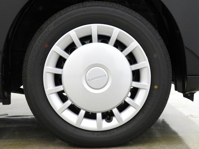 シルバー色のクラシカルな雰囲気のフルホイールキャップを装備しています。