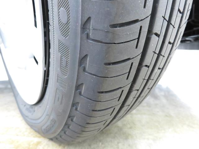 「１５５／６５Ｒ１４」サイズのタイヤが装着されています。
