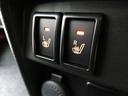 運転席・助手席にはシートヒーター機能が内蔵されています。暖房が効いてくる前に暖かくなる嬉しい装備です。