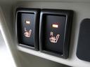 運転席・助手席にはシートヒーター機能が内蔵されています。暖房が効いてくる前に暖かくなる嬉しい装備です。