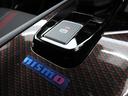 電動式パーキングブレーキを採用しており、指先で簡単に操作できます。ほとんど力を必要とせず、着実にブレーキをかけることができるため、従来型のブレーキに比べて安全性が向上しています。