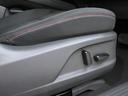 運転席にパワーシート機能を装備します。