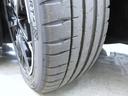「205/50ZR17」サイズのミシュラン パイロットスポーツ タイヤが装着されています。