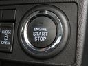 エンジンの始動・停止はワンタッチのプッシュボタン式。鍵を取り出す手間がなく、スマートに操作できます。