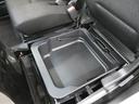 助手席の座面を持ち上げると、便利な収納ボックスが登場。思った以上にしっかり入るので、ちょっとしたお荷物の収納にぴったり。取り外しもできるので、お手入れも簡単です！