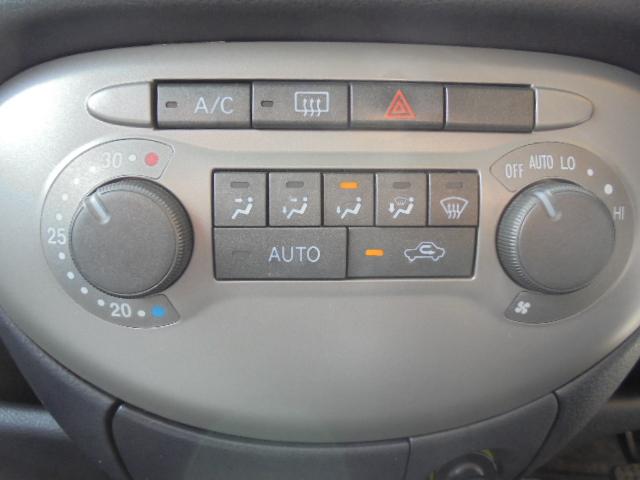 室内の空調はオートエアコンにお任せ下さい♪便利です♪快適ドライブには欠かせない装備です！