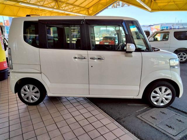 N-BOX G・ターボLパッケージ 純正ナビ Bカメラ Bluetooth フルセグTV 片側電動 シートバックテーブル ターボ タイミングチェーン フルフラット クルコン 革巻きステアリング ステリモ ロールサンシェード スマートキー(5枚目)