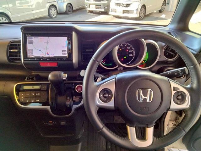 N-BOX G・ターボLパッケージ 純正ナビ Bカメラ Bluetooth フルセグTV 片側電動 シートバックテーブル ターボ タイミングチェーン フルフラット クルコン 革巻きステアリング ステリモ ロールサンシェード スマートキー(10枚目)