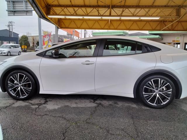 プリウス Ｇ　純正ＤＡ　コネクデットナビ　ＴＳＳ　ＢＳＭ　安心降車アシスト　ＲＣＴＡ　Ｂｌｕｅｔｏｏｔｈ　ＴＶ　アダプティブクルーズコントロール　ＰＫＳＢ　Ｂカメラ　純正１９インチＡＷ　ＬＥＤ　ＥＴＣ　衝突軽減（5枚目）