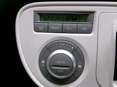 室内の空調はオートエアコンにお任せ下さい♪便利です♪快適ドライブには欠かせない装備です！ 4