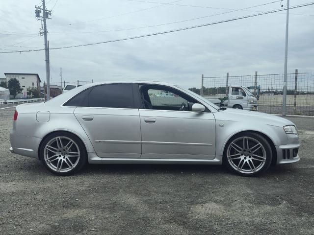 ＲＳ４ 　左ハンドル　６速マニュアル　サンルーフ　カーボンインテリア　スーパースプリントマフラー　記録簿　スペアキー　ナビ　バックカメラ　プッシュスタート　レザースポーツシート（7枚目）