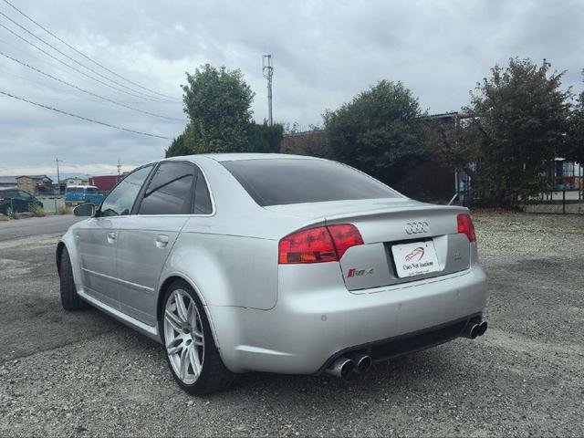 ＲＳ４ 　左ハンドル　６速マニュアル　サンルーフ　カーボンインテリア　スーパースプリントマフラー　記録簿　スペアキー　ナビ　バックカメラ　プッシュスタート　レザースポーツシート（10枚目）