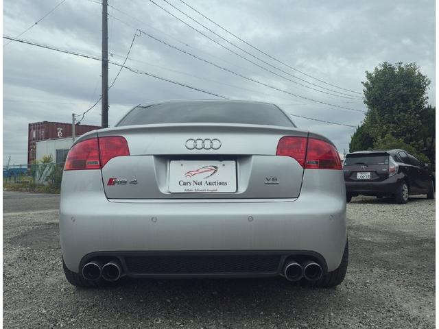 ＲＳ４ 　左ハンドル　６速マニュアル　サンルーフ　カーボンインテリア　スーパースプリントマフラー　記録簿　スペアキー　ナビ　バックカメラ　プッシュスタート　レザースポーツシート（13枚目）