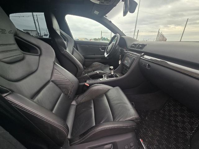 ＲＳ４ 　左ハンドル　６速マニュアル　サンルーフ　カーボンインテリア　スーパースプリントマフラー　記録簿　スペアキー　ナビ　バックカメラ　プッシュスタート　レザースポーツシート（24枚目）