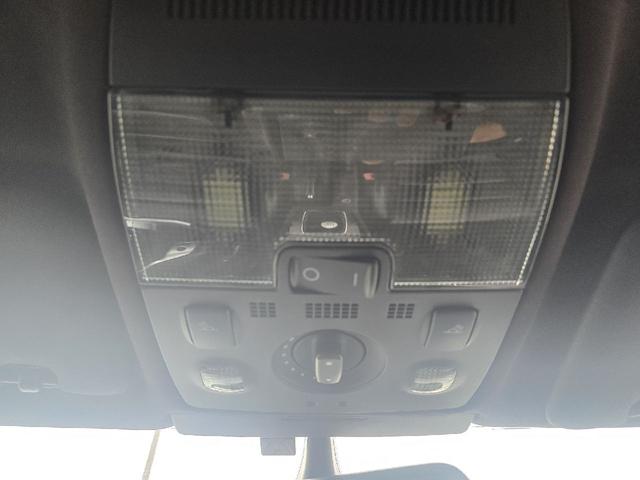 ＲＳ４ 　左ハンドル　６速マニュアル　サンルーフ　カーボンインテリア　スーパースプリントマフラー　記録簿　スペアキー　ナビ　バックカメラ　プッシュスタート　レザースポーツシート（33枚目）