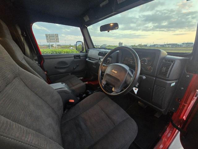 内装のダメージはございません。シートのしわやきれもございません。禁煙車、ペット乗車歴なし！