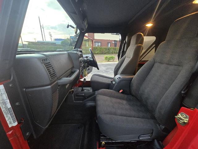 内装のダメージはございません。シートのしわやきれもございません。禁煙車、ペット乗車歴なし！