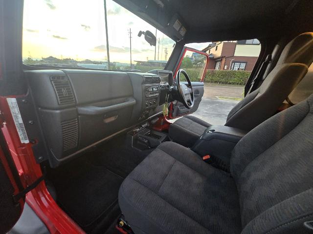 内装のダメージはございません。シートのしわやきれもございません。禁煙車、ペット乗車歴なし！