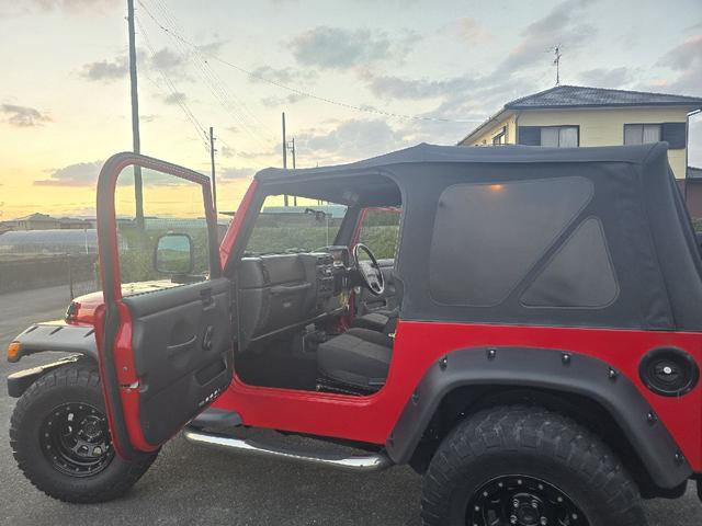 外装に目立つ傷や凹みは見当たりません。