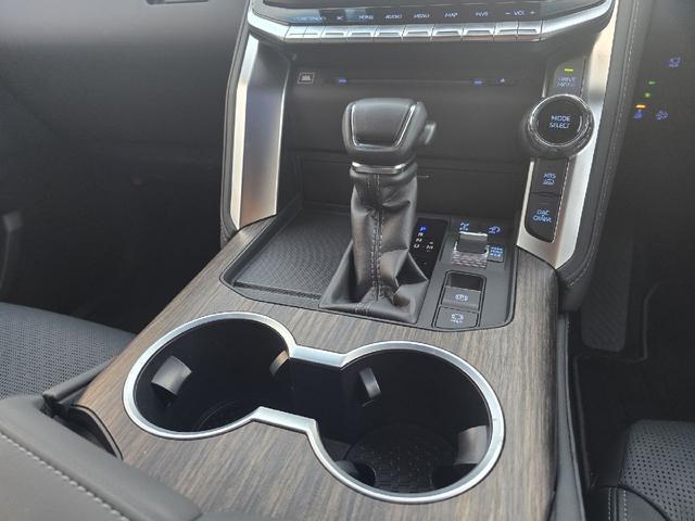 内装のダメージはございません。シートのしわやきれもございません。禁煙車、ペット乗車歴なし！