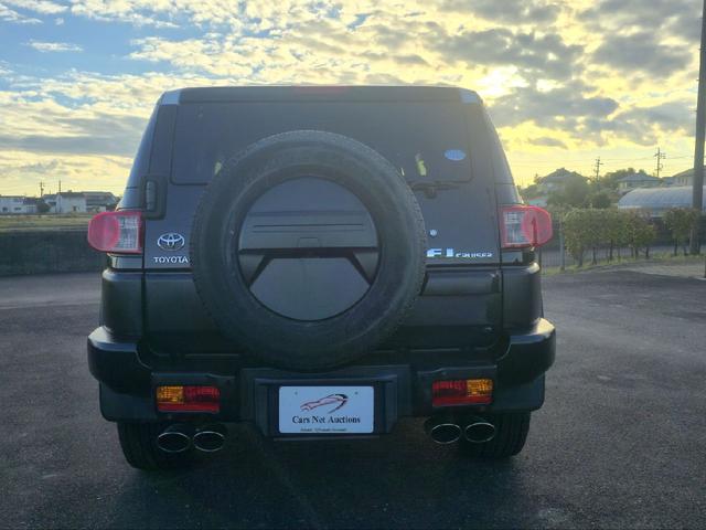 ＦＪクルーザー ベースグレード　４ＷＤ　ビルシュタインサスペンション　クルーズコントロール　クリアランスソナー　テレビ　ナビ　バックカメラ　ＢＬＵＥＴＯＯＴＨオーディオ　４本出しマフラー　ツートンカラー　ドライブレコーダー　ＥＴＣ（9枚目）