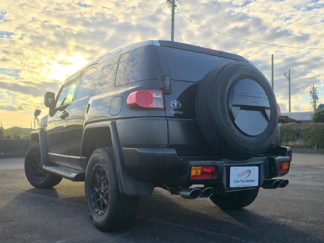 ＦＪクルーザー ベースグレード　４ＷＤ　ビルシュタインサスペンション　クルーズコントロール　クリアランスソナー　テレビ　ナビ　バックカメラ　ＢＬＵＥＴＯＯＴＨオーディオ　４本出しマフラー　ツートンカラー　ドライブレコーダー　ＥＴＣ（12枚目）