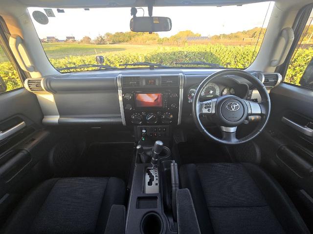 ＦＪクルーザー ベースグレード　４ＷＤ　ビルシュタインサスペンション　クルーズコントロール　クリアランスソナー　テレビ　ナビ　バックカメラ　ＢＬＵＥＴＯＯＴＨオーディオ　４本出しマフラー　ツートンカラー　ドライブレコーダー　ＥＴＣ（14枚目）