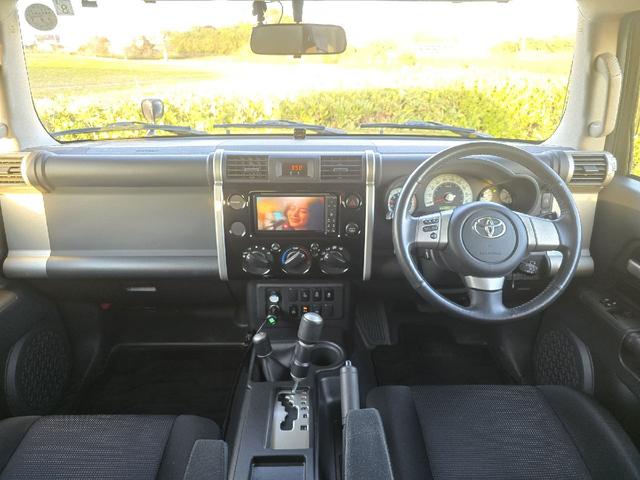 ＦＪクルーザー ベースグレード　４ＷＤ　ビルシュタインサスペンション　クルーズコントロール　クリアランスソナー　テレビ　ナビ　バックカメラ　ＢＬＵＥＴＯＯＴＨオーディオ　４本出しマフラー　ツートンカラー　ドライブレコーダー　ＥＴＣ（15枚目）