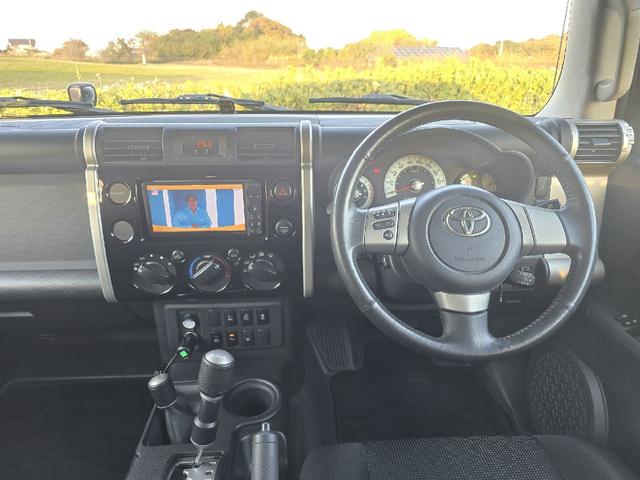 ＦＪクルーザー ベースグレード　４ＷＤ　ビルシュタインサスペンション　クルーズコントロール　クリアランスソナー　テレビ　ナビ　バックカメラ　ＢＬＵＥＴＯＯＴＨオーディオ　４本出しマフラー　ツートンカラー　ドライブレコーダー　ＥＴＣ（16枚目）