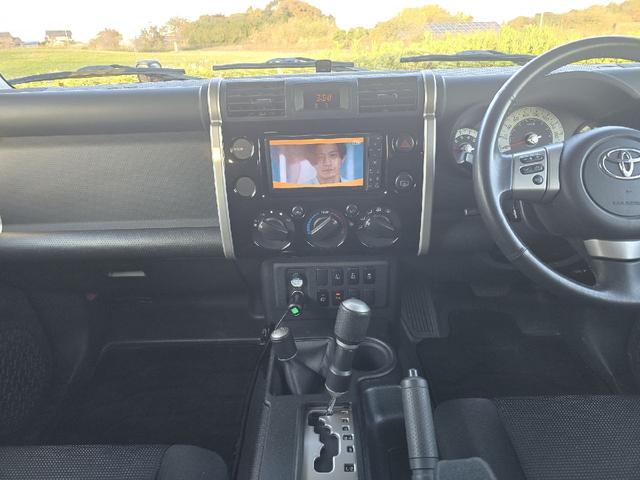 ＦＪクルーザー ベースグレード　４ＷＤ　ビルシュタインサスペンション　クルーズコントロール　クリアランスソナー　テレビ　ナビ　バックカメラ　ＢＬＵＥＴＯＯＴＨオーディオ　４本出しマフラー　ツートンカラー　ドライブレコーダー　ＥＴＣ（17枚目）