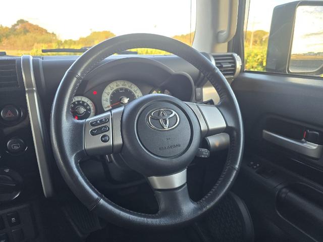 ＦＪクルーザー ベースグレード　４ＷＤ　ビルシュタインサスペンション　クルーズコントロール　クリアランスソナー　テレビ　ナビ　バックカメラ　ＢＬＵＥＴＯＯＴＨオーディオ　４本出しマフラー　ツートンカラー　ドライブレコーダー　ＥＴＣ（18枚目）