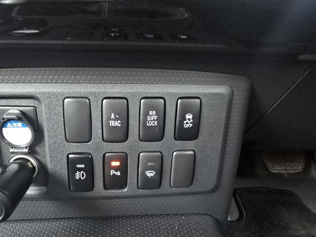 ＦＪクルーザー ベースグレード　４ＷＤ　ビルシュタインサスペンション　クルーズコントロール　クリアランスソナー　テレビ　ナビ　バックカメラ　ＢＬＵＥＴＯＯＴＨオーディオ　４本出しマフラー　ツートンカラー　ドライブレコーダー　ＥＴＣ（26枚目）