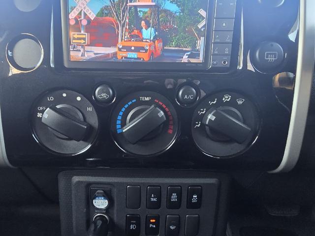 ＦＪクルーザー ベースグレード　４ＷＤ　ビルシュタインサスペンション　クルーズコントロール　クリアランスソナー　テレビ　ナビ　バックカメラ　ＢＬＵＥＴＯＯＴＨオーディオ　４本出しマフラー　ツートンカラー　ドライブレコーダー　ＥＴＣ（27枚目）