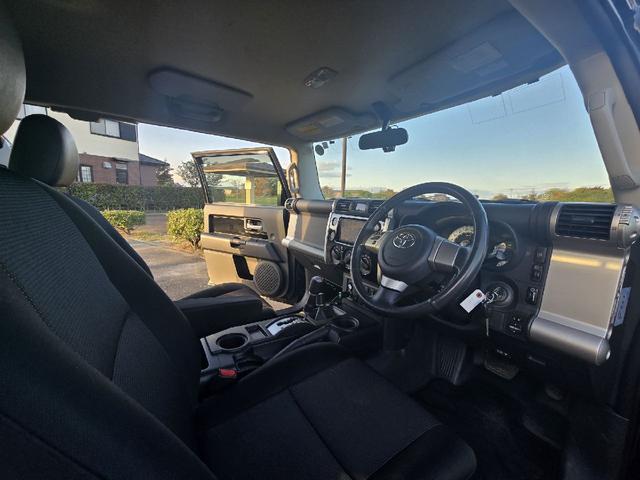 ＦＪクルーザー ベースグレード　４ＷＤ　ビルシュタインサスペンション　クルーズコントロール　クリアランスソナー　テレビ　ナビ　バックカメラ　ＢＬＵＥＴＯＯＴＨオーディオ　４本出しマフラー　ツートンカラー　ドライブレコーダー　ＥＴＣ（28枚目）