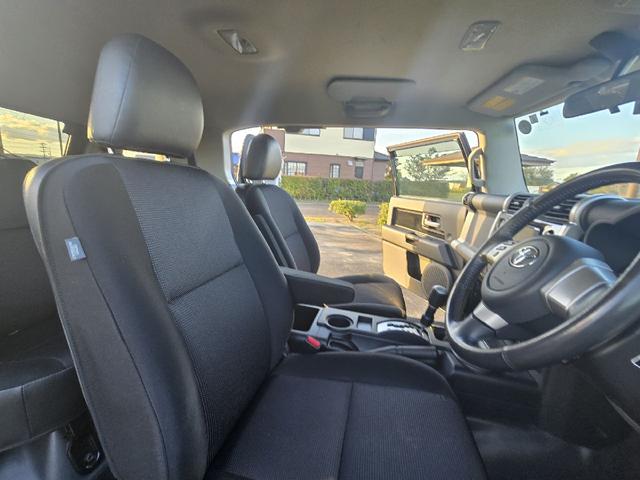 ＦＪクルーザー ベースグレード　４ＷＤ　ビルシュタインサスペンション　クルーズコントロール　クリアランスソナー　テレビ　ナビ　バックカメラ　ＢＬＵＥＴＯＯＴＨオーディオ　４本出しマフラー　ツートンカラー　ドライブレコーダー　ＥＴＣ（29枚目）