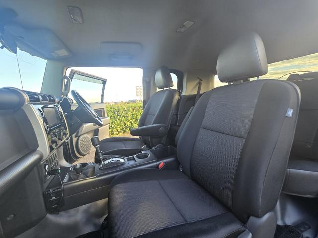 ＦＪクルーザー ベースグレード　４ＷＤ　ビルシュタインサスペンション　クルーズコントロール　クリアランスソナー　テレビ　ナビ　バックカメラ　ＢＬＵＥＴＯＯＴＨオーディオ　４本出しマフラー　ツートンカラー　ドライブレコーダー　ＥＴＣ（32枚目）