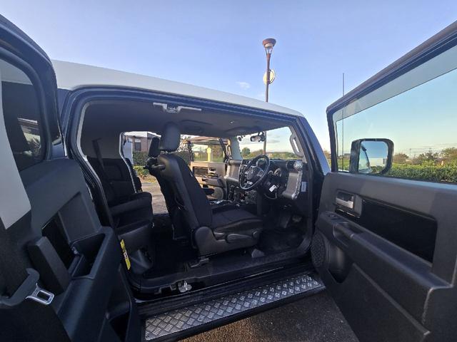 ＦＪクルーザー ベースグレード　４ＷＤ　ビルシュタインサスペンション　クルーズコントロール　クリアランスソナー　テレビ　ナビ　バックカメラ　ＢＬＵＥＴＯＯＴＨオーディオ　４本出しマフラー　ツートンカラー　ドライブレコーダー　ＥＴＣ（36枚目）