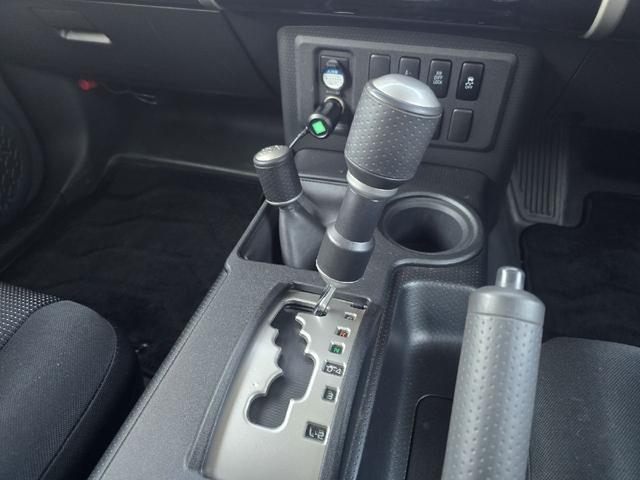 ＦＪクルーザー ベースグレード　４ＷＤ　ビルシュタインサスペンション　クルーズコントロール　クリアランスソナー　テレビ　ナビ　バックカメラ　ＢＬＵＥＴＯＯＴＨオーディオ　４本出しマフラー　ツートンカラー　ドライブレコーダー　ＥＴＣ（41枚目）